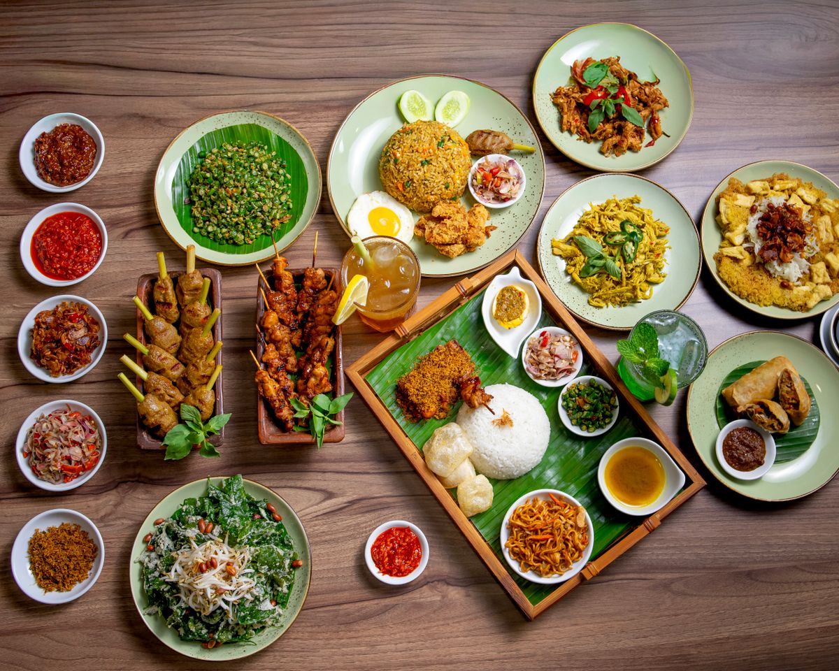 Sajian nasi goreng, sate, dan soto khas Indonesia