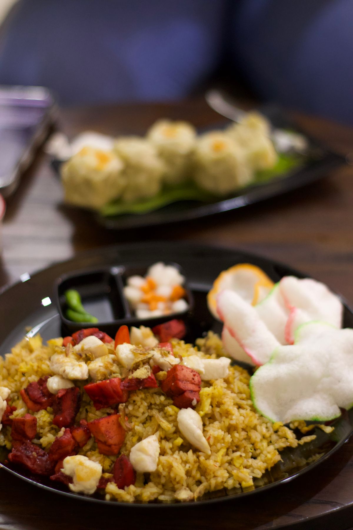 Nasi goreng komplit dengan lauk pendamping